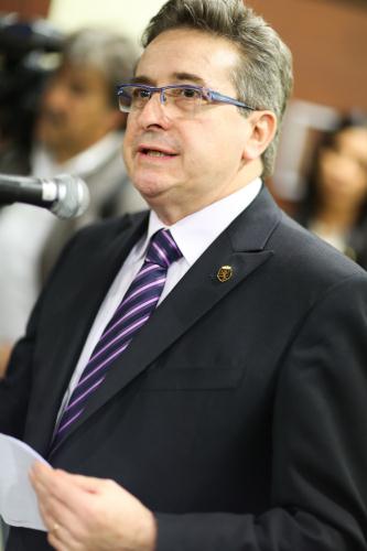 L'Assessore regionale Marco Viérin interviene durante l'inaugurazione del nuovo Teatro Splendor