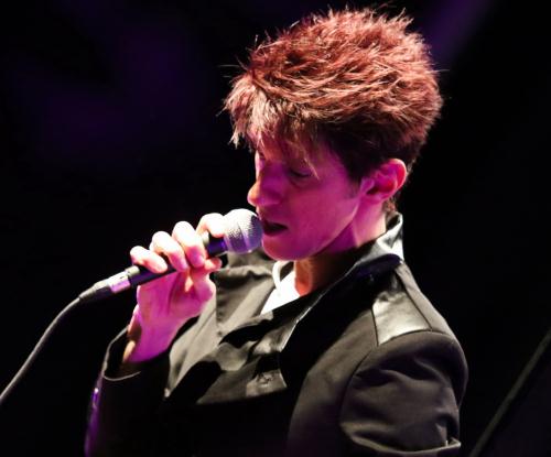 Il cantante valdostano Davide Dugros si esibisce in occasione della serata di inaugurazione