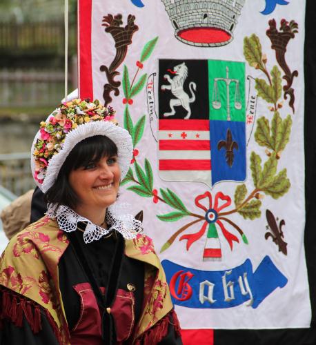 Due simboli dell'identità di Gaby: il costume tradizionale e lo stendardo