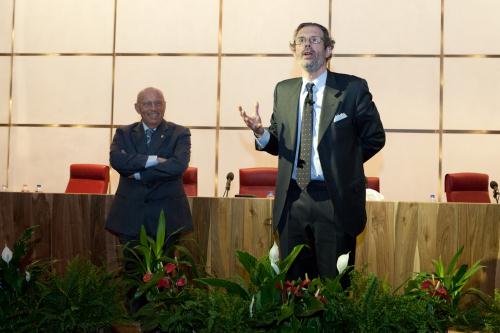 Il Professor Michele DAndrea. Dietro di lui, il Presidente Alberto Cerise