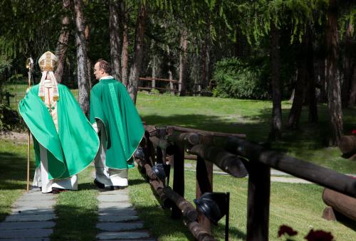 Il Cardinale si allontana al termine della messa