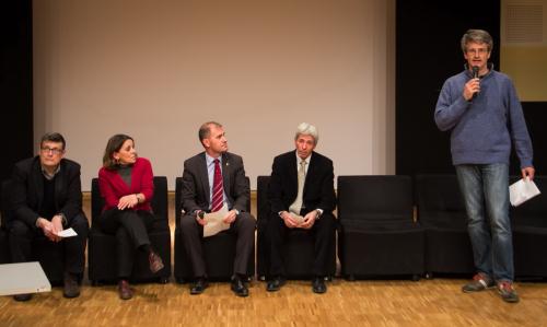 Il coordinatore del progetto, Giancarlo Rosso, introduce la serata pubblica sul tema Voci di pace in tempi di guerra alla Cittadella di Aosta