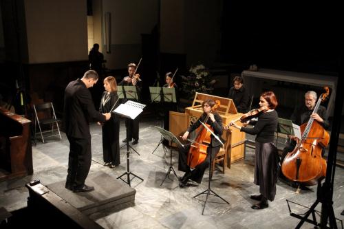 I musicisti durante l'esecuzione dei brani