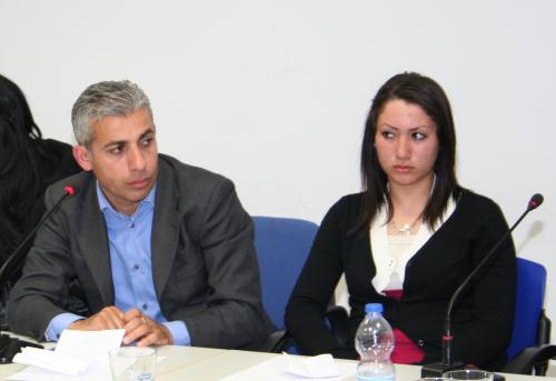 Lo psicoterapeuta Mustafa Qossaqsi accanto ad una delle studentesse