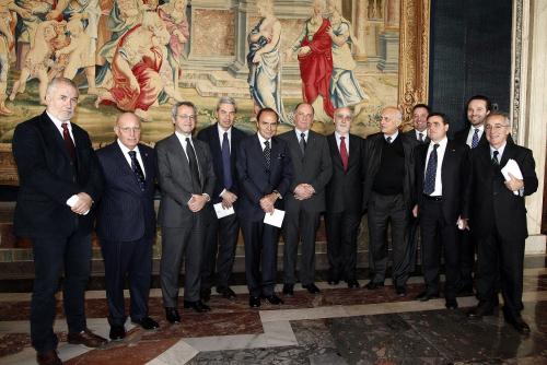 Foto di gruppo con i vincitori di tutti i premi giornalistici dell'anno