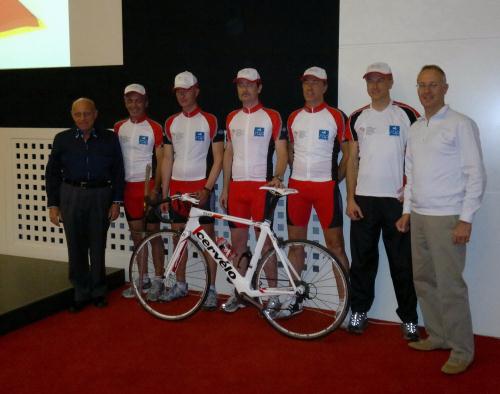 Una foto di gruppo con i ciclisti