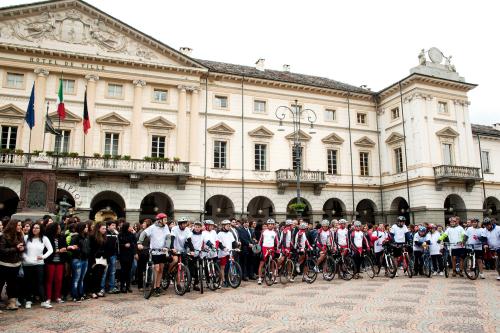 I ciclisti tedofori pronti a partire