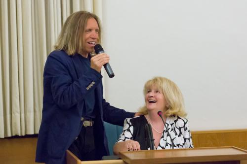 Carlo Benvenuto insieme a una delle volontarie presenti all'evento