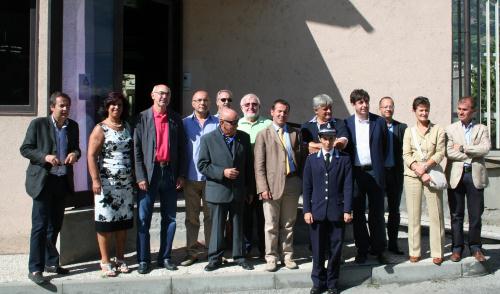 Foto di gruppo davanti all'ingresso del carcere