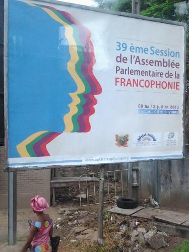 Un cartello pubblicizza l'evento
