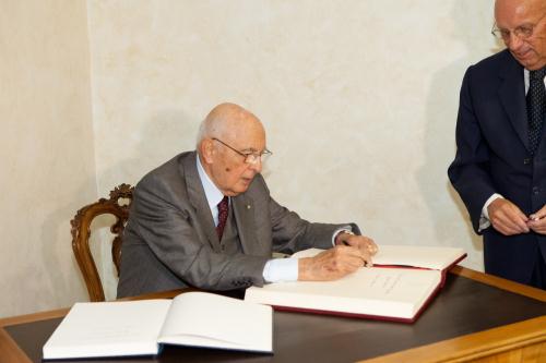 Il Presidente Napolitano lascia un messaggio sul libro d'oro del Consiglio