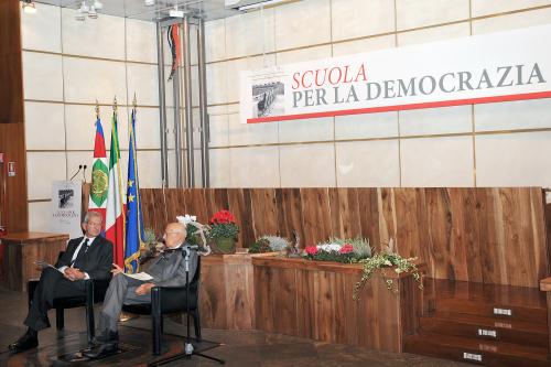 Il Capo dello Stato Giorgio Napolitano risponde alle domande dei giovani amministratori. Accanto a lui il Presidente dell'associazione Italiadecide, Luciano Violantte