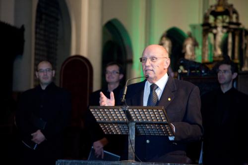 Il Presidente del Consiglio introduce la serata