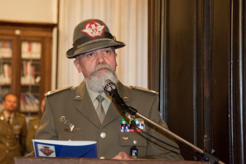 Il generale Claudio Rondano, comandante del Centro addestramento alpino