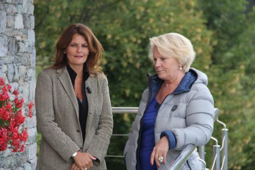 Katia Ricciarelli inseme a Linda Celani (giornalista di Rai Uno) in occasione del collegamento in diretta con la trasmissione "Estate in diretta"