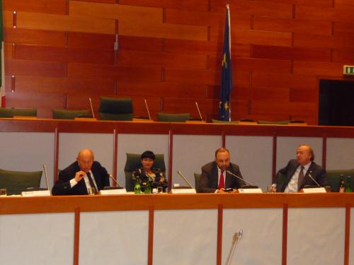 Il Presidente del Consiglio insieme ad aluni colleghi