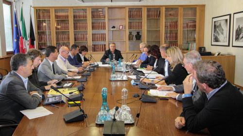 La IV Commissione. Al centro, il Presidente Giuseppe Isabellon