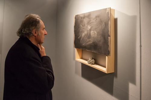 Un uomo visita la mostra