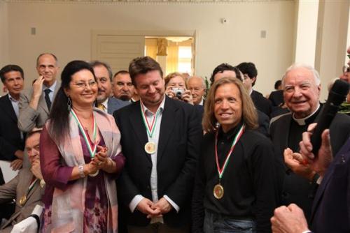La giornalista Margherita Barsimi insieme al baritono Federico Longhi e al pianista Carlo Benvenuto