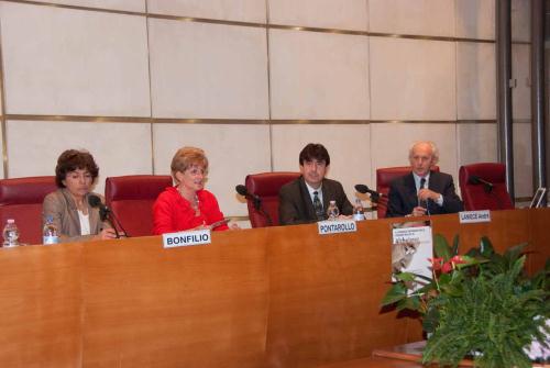 Da sinistra: Anna Bonfilio (giudice tutelare del Tribunale di Aosta), Lucia Pontarollo (Associazione Alzheimer VdA), André Lanièce (Vicepresidente del Consiglio) e Daniele Villani (Fondazione Sospiro)