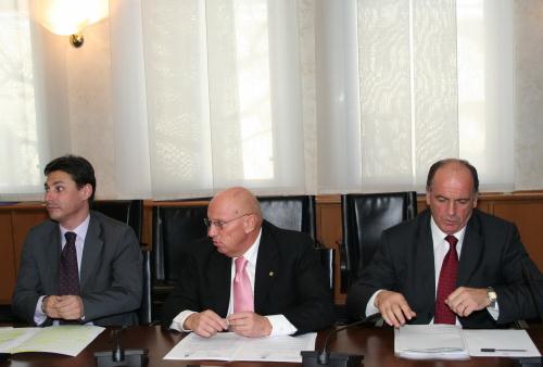 Il Presidente del Consiglio, Alberto Cerise, insieme al Presidente della Regione, Augusto Rollandin (a destra), e all'Assessore all'istruzione e cultura, Laurent Viérin (a sinistra)