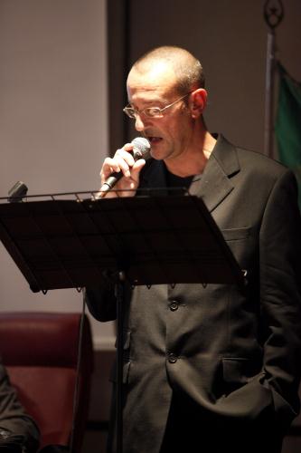L'attore Andrea Damarco del Replicante Teatro legge alcuni brani tratti dagli scritti di Giulio Dolchi