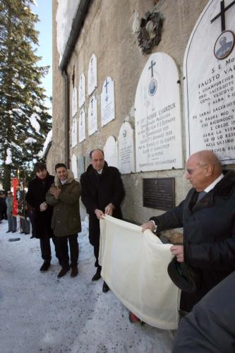 Lo scoprimento della targa commemorativa