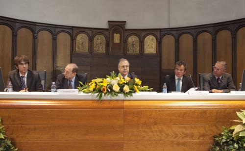 A partire da destra: il Consigliere segretario Enrico Tibaldi, Laurence Van Drooghenbroeck, docente presso la Facoltà Saint-Louis di Bruxelles, Pietro Passerin d'Entrèves, rettore dell'Università valdostana, Vladimiro Zagrebelsky, giudice della Corte europea dei diritti delluomo e il moderatore dell'incontro
