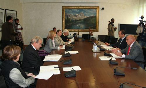 L'incontro con i giornalisti nella sala riunioni delle commissioni