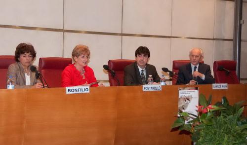 A partire da sinistra: Anna Bonfilio (giudice del Tribunale di Aosta), Lucia Pontarollo (Presidente dellAssociazione Alzheimer VdA), André Lanièce (Vicepresidente del Consiglio) e il relatore Filippo Tempia (Professore della facoltà di medicina e chirurgia dellUniversità di Torino)