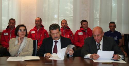 A partire da sinistra: Patrizia Bongiovanni (Sovrintendente agli studi), Guido Grimod (Sindaco di Aosta) e il presidente del Consiglio, Alberto Cerise