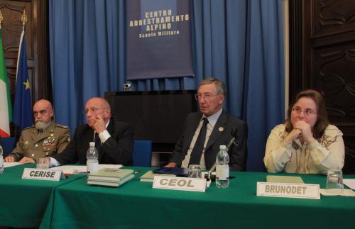 A partire da sinistra: il Comandante del Centro addestramento alpino, generale Claudio Rondano, il Presidente del Consiglio, Alberto Cerise, il curatore dell'opera, Aleardo Ceol, e la direttrice editoriale della Casa editrice Stylos, Sabrina Brunodet