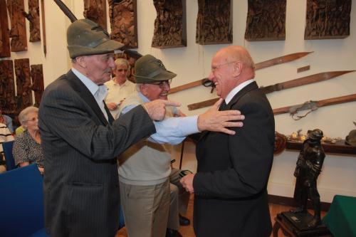 Il Presidente Cerise insieme a due alpini