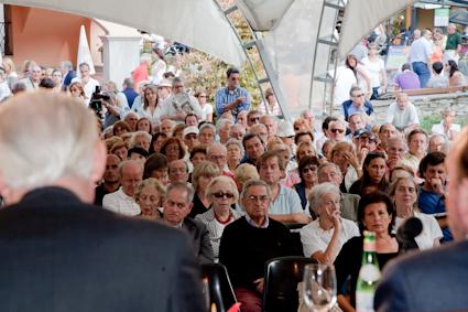 Un momento della conferenza "Donare nonostante la crisi..." svoltasi al Jardin de l'Ange di Courmayeur il 21 agosto, terzo dei cinque incontri