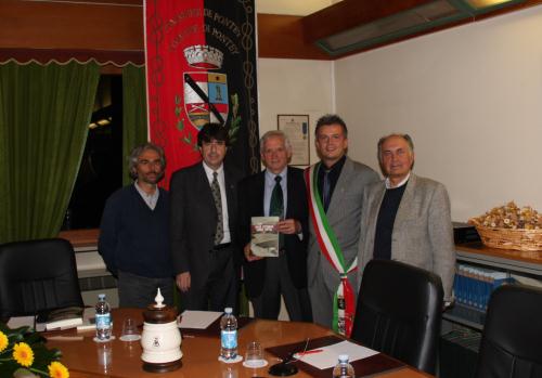 Durante la serata, organizzata dal Consiglio Valle, sono intervenuti l'autore e il Sindaco di Pontey, Rudy Tillier