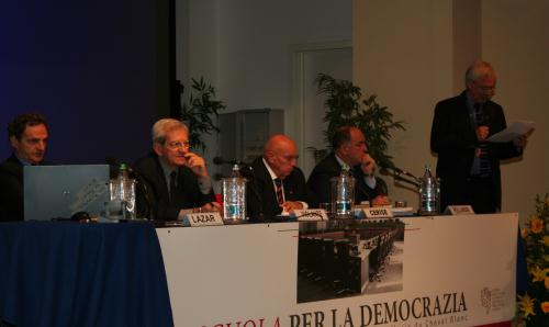 Ultimo appuntamento. Da sinistra: Marc Lazar, docente presso l'Institut d'études politiques di Parigi, i Presidenti Luciano Violante, Alberto Cerise e Augusto Rollandin e Alessandro Palanza, Vice segretario generale della Camera dei deputati