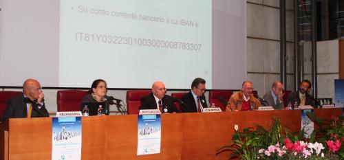 Da sinistra: Luciano Sblendorio, responsabile della Struttura di Chirurgia toracica dellospedale Parini, Carla Boccaccio, ricercatrice dell'Istituto per la ricerca e la cura del cancro di Candiolo, il Presidente Alberto Cerise, il professor Paolo Beck Peccoz dellUniversità degli studi di Milano, il giornalista Bruno Baschiera, Livio Trusolino, ricercatore dellIstituto di Candiolo, il critico darte Marco Jaccond