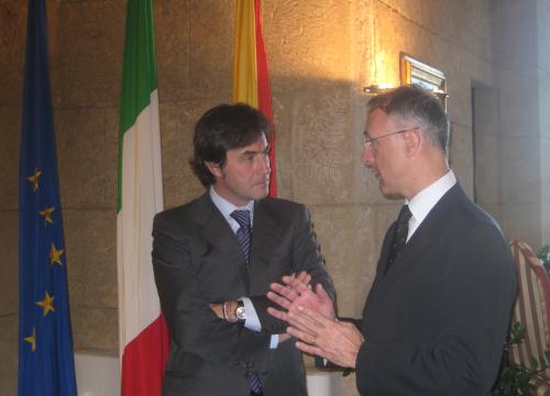 Il Consigliere segretario Enrico Tibaldi si confronta con il Presidente Cascio