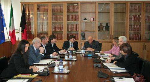 Sulla sinistra, i componenti dell'Ufficio di Presidenza, al centro, il Professor Fabrizio Cassella (Rettore dell'Università della Valle d'Aosta) insieme al Presidente Alberto Cerise e, sulla destra, alcuni dirigenti del Consiglio regionale
