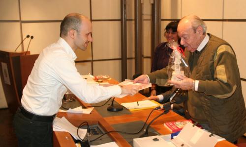 La consegna del premio al secondo classificato, Francesco Taddia