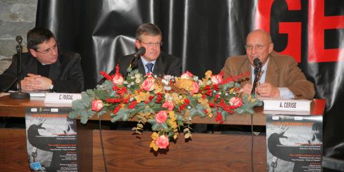 La presentazione del libro dedicato a Jean Domaine. Da sinistra: il canonico Franco Lovignana, Vicario generale della Curia di Aosta, Cassiano Pascal, sindaco di La Salle, e Alberto Cerise, Presidente del Consiglio 