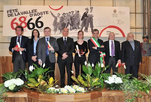 Da sinistra: il manager Giuseppe Bitti (Amis de la Vallée d'Aoste), il Presidente Emily Rini, il medievista Alessandro Barberi (Ami de la Vallée d'Aoste 2013), il Presidente Augusto Rollandin, l'astrofisica Marta Burgay (Chevalier de l'Autonomie), il sindaco di Aosta Bruno Giordano, Piergiorgio Thiébat (Chevalier de l'Autonomie) e Enzo Bianchi (Amis de la Vallée d'Aoste)