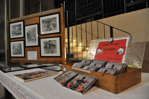 Il cd e il volume "Cahier de musique" presentato durante la serata. Sullo sfondo, i disegni di Eleonora Rasetto