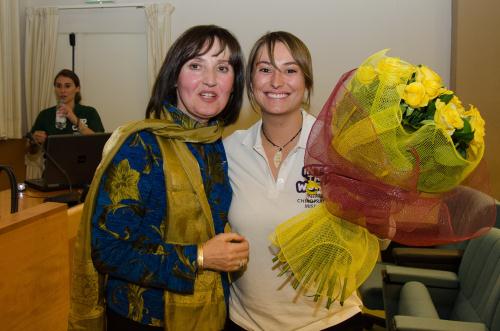 Silvana De Riccardis insieme a Coralie Pellissier, fondatrice dell'ente "Into the world", l'organizzazione onlus internazionale finalizzata a promuovere, sviluppare e sostenere stage di chiropratica e fisioterapia, oltre a esperienze di volontariato linguistico in Asia