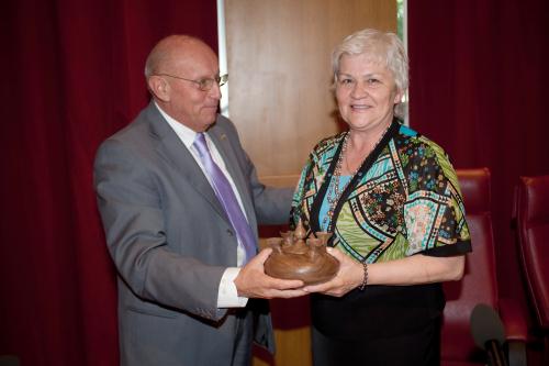 Il Presidente Alberto Cerise insieme a Tamara Chikunova, Premio Soroptmist delledizione 2004 della La Donna dellanno