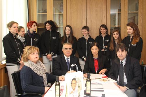Foto di gruppo. In prima file, da sinistra: Egle Barocco (Coordinatrice dei volontari della Lilt), Salvatore Luberto (Presidente della sezione valdostana della Lilt), il Presidente e il Vicepresidente dellAssemblea regionale, Emily Rini e André Lanièce