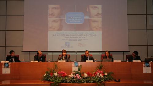 Da sinistra: il giornalista Domenico Albiero, Gianmauro Numico dell'Ospedale regionale di Aosta, il Vice Presidente del Consiglio André Lanièce, il Presidente della Delegazione AIRC-VdA Roberto Louvin e Letizia Lanzetti e Alberto Bardelli dell'Istituto Ricerca Cura del Cancro di Candiolo