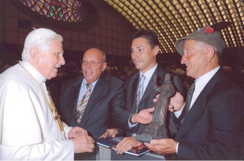Un alpino offre al Papa una miniatura del Cristo