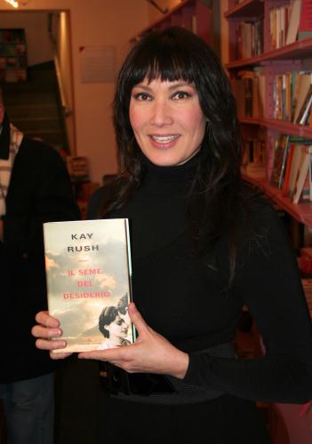 L'autrice con la sua opera