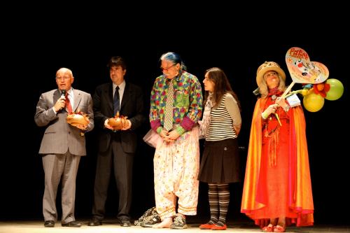 Il Presidente del Consiglio, Alberto Cerise, e il Vicepresidente, André Lanièce, insieme a Patch Adams e a due volontarie